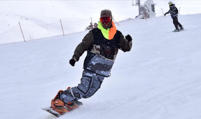 Yağan kar Palandöken'deki turizmcileri sevindirdi