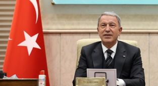 Bakan Akar, 5 ülkenin savunma bakanıyla videokonferans toplantısı yaptı