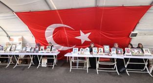 Diyarbakır annelerinden çocuklarına 'teslim olun' çağrısı
