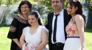 İzmir'de down sendromlu genç kızın gelinlik hayali gerçek oldu