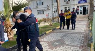 İzmir'de yardım bahanesiyle evlere giren hırsızlar tutuklandı