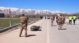 Kamyonetle motosiklet çarpıştı: 1 ölü, 1 yaralı