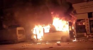 Kontağın çevrilmesiyle transit bir anda patlayıp alev topuna döndü: 1 yaralı