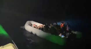Muğla'da lastik bottaki 27 düzensiz göçmen kurtarıldı