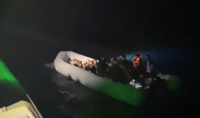 Muğla'da lastik bottaki 27 düzensiz göçmen kurtarıldı