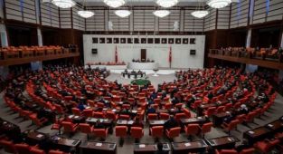Seçim kanunu görüşülürken AKP'li vekiller maç izlemiş