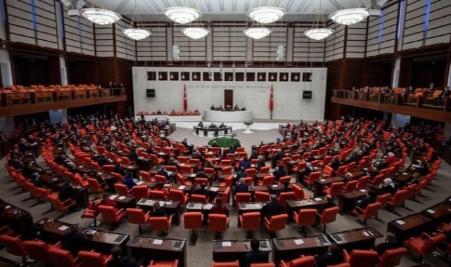 Seçim kanunu görüşülürken AKP'li vekiller maç izlemiş