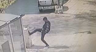 Sokak magandası, elektrik panosunu bir tekmede devirdi