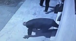 Sürüngen hırsızlar kamerada