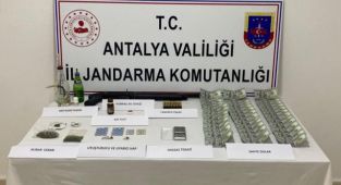 Uyuşturucu tacirinin evinde 42 adet sahte 100 Dolar bulundu