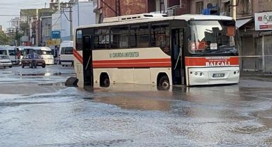 Adana'da su borusunun patlamasıyla oluşan çukura midibüs ve motosiklet düştü