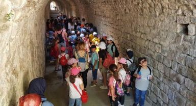 İlkokul öğrencileri Bergama tarihini öğreniyor