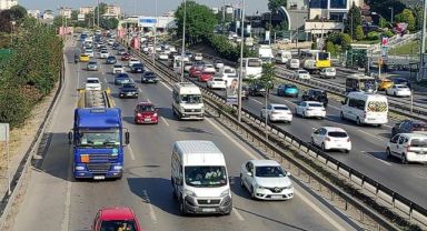 İstanbul'da haftanın ilk gününde trafik yoğunluğu yaşanıyor
