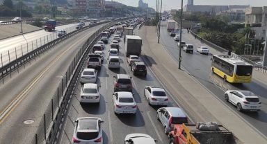 İstanbul'da haftanın ilk gününde trafik yoğunluğu yaşanıyor