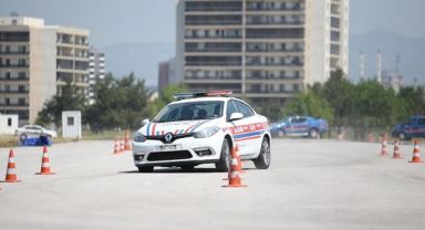 Jandarmaya güvenli sürüş eğitimi Bursa'da veriliyor