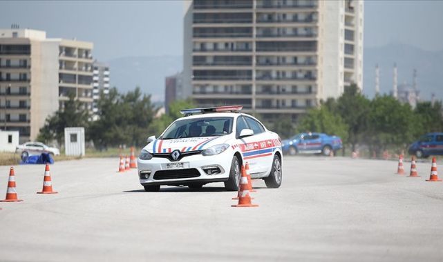 Jandarmaya güvenli sürüş eğitimi Bursa'da veriliyor