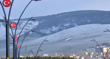 Kars'ta mayıs ayında yağan kar tarım alanlarını beyaza bürüdü
