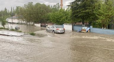 Kırşehir ile Kayseri'nin Yahyalı ilçesinde sağanak sele neden oldu