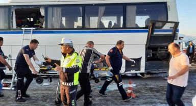Manisa'da işçi otobüsü ile kamyonun çarpıştığı kazada ölü sayısı 2'ye yükseldi