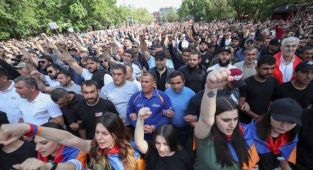 Protestocular Ermenistan Başbakanı'nın İstifasını İstedi