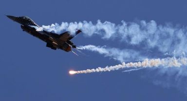 SOLOTÜRK yeni manevrasıyla F-16 sınırlarını aştı
