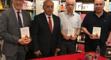 Yazar Katarcı İmza Gününde Okurlarıyla Buluştu