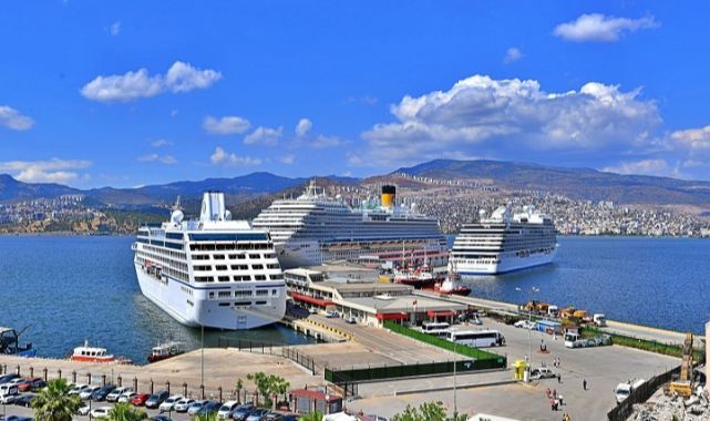 Alsancak Limanı'na aynı gün 3 yolcu gemisi demir attı