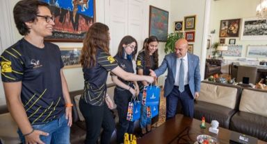 Başkan Soyer robot dünya şampiyonlarını ağırladı
