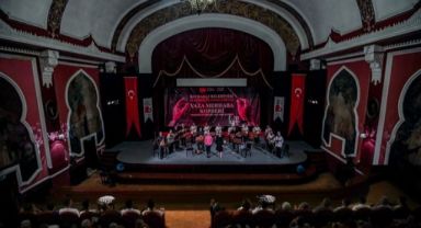 Bayraklı Mandolin Orkestrası ‘yaza merhaba’ dedi