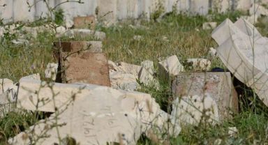 Bosna Hersek'teki Partizan Anıt Mezarlığı'na yapılan saldırıda mezar taşları zarar gördü