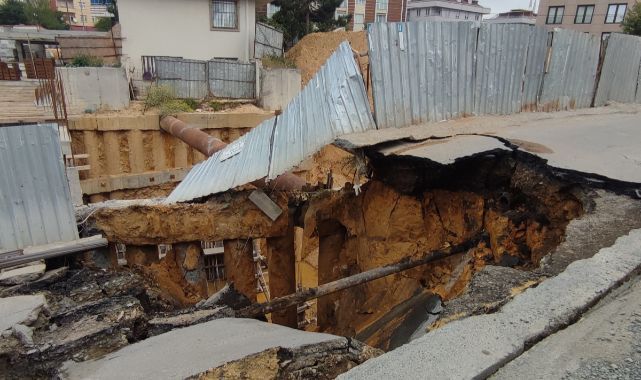 İnşaat alanı yanındaki yol çöktü
