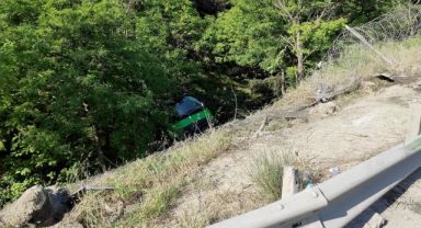 İstanbul'da şarampole düşen İBB'ye ait su tankerindeki 2 kişi yaralandı