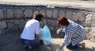 Karaburun'un cennet plajları yaza hazırlanıyor