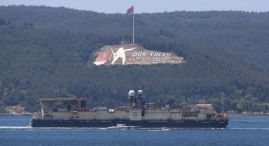 Karadeniz'e doğal gaz borularını yerleştirecek gemi Çanakkale Boğazı'ndan geçti