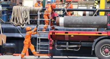 Karadeniz gazını karaya taşıyacak borular denize iniyor