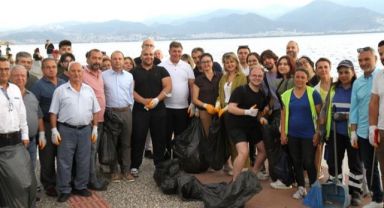 Karşıyaka’da gönüllü gençlerle sahil temizliği