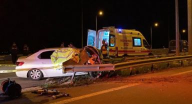 Otomobil bariyerlere girdi: 2 ölü, 2 yaralı