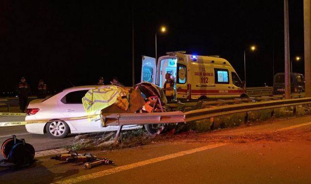 Otomobil bariyerlere girdi: 2 ölü, 2 yaralı