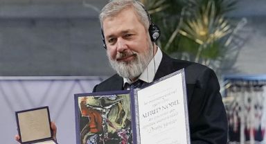 Rus gazeteci Muratov, Nobel ödülünü sattı