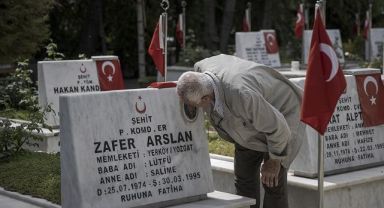 Şehit yakınlarından Babalar Günü'nde şehitlik ziyareti