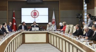 Sosyal medya ve internet haberciliği düzenlemesi benimsendi