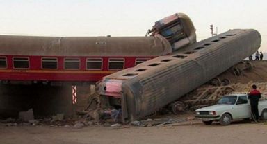 Tren Raydan Çıktı 17 Kişi Öldü