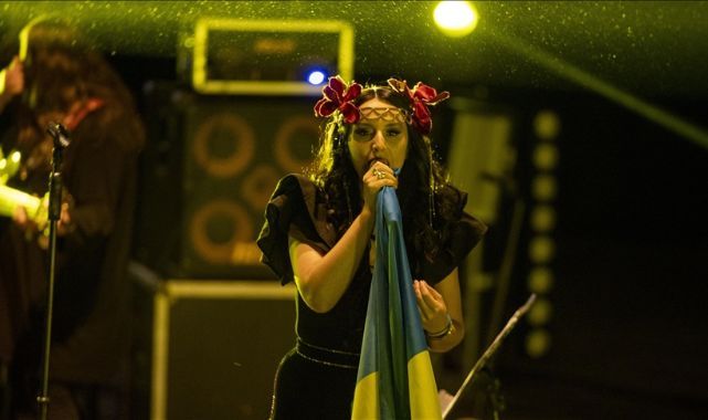 Ünlü yıldız Ukraynalı savaş mağduru çocuklar için konser verdi
