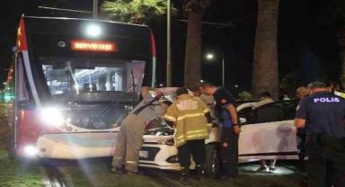 Yoldan çıkan araç tramvayla çarpıştı: 1 yaralı