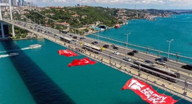 15 Temmuz Şehitler Köprüsü'ne Türk Bayrağı Asıldı