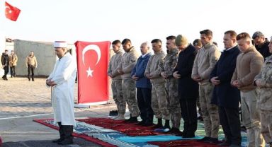 Bakan Soylu, Bayram Namazını Yüksekova'da Askerlerle Kıldı