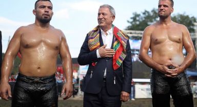 Bakan Akar: Pehlivanlarımız Meydanlarda Türk'ün Gücünü Gösteriyor, Mehmetçik de Operasyonlarda Gösteriyor