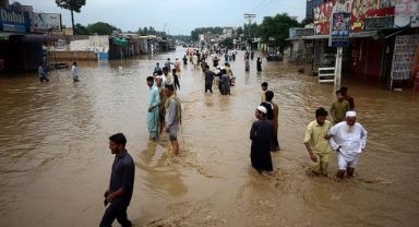 Pakistan'da Şiddetli Yağışlar Can Alıyor
