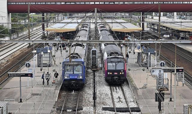Fransa'da Hükümet Tren Seferlerini Azaltmaya Hazırlanıyor