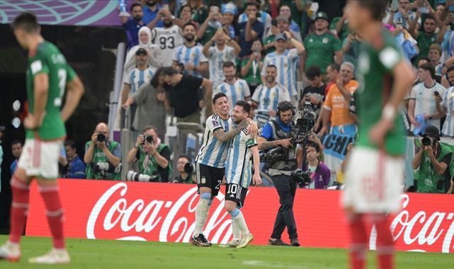 Arjantin'e Messi'den Hayat Öpücüğü